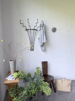 Porte manteau mural zigzag en métal et laiton 1960