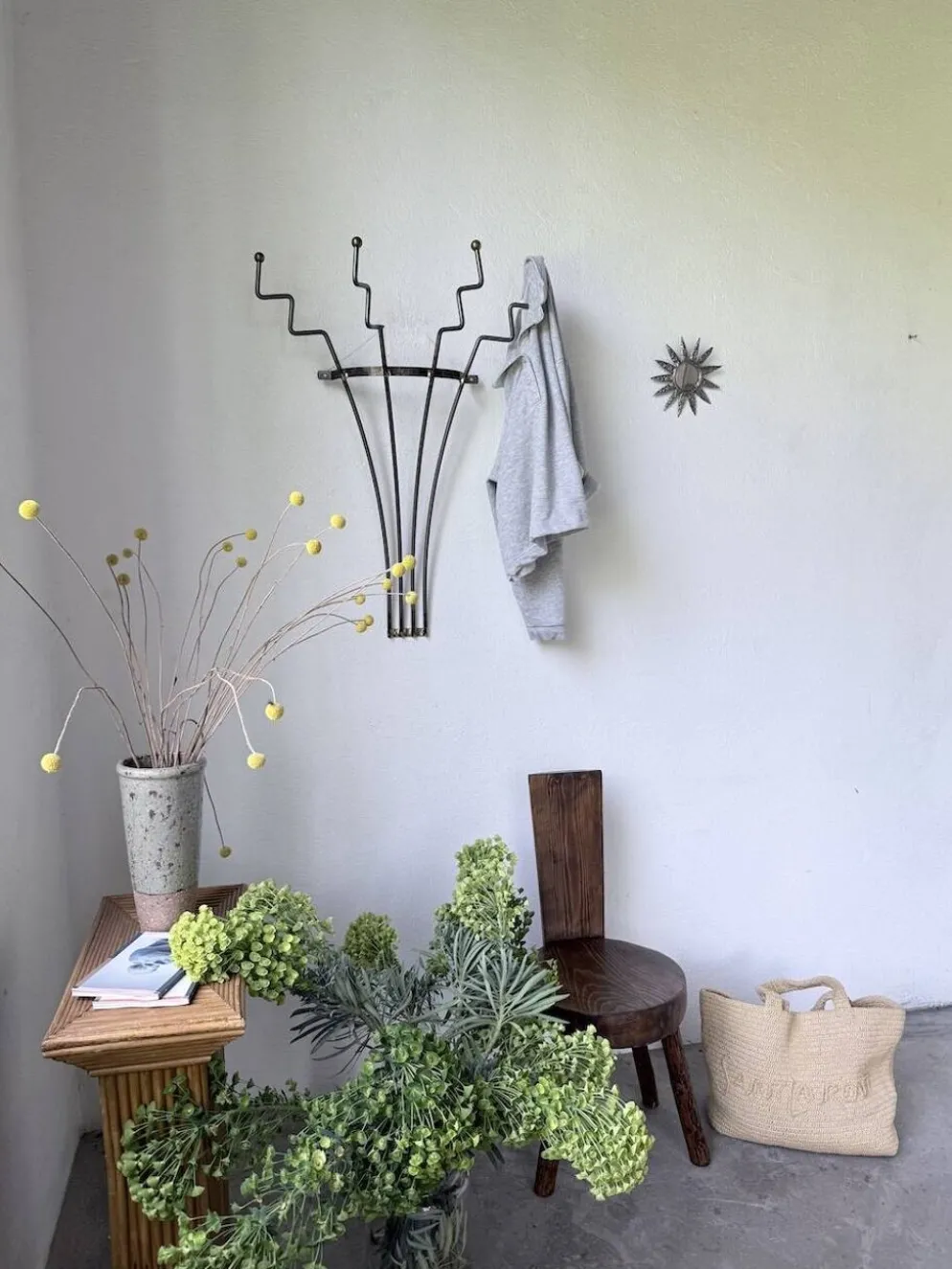 Porte manteau mural zigzag en métal et laiton 1960