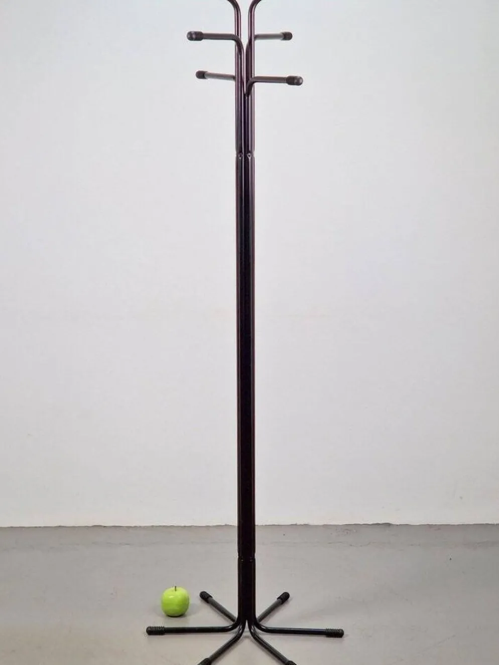 Porte-manteau noir Rigg par Tord Bjorklund pour Ikea