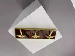 Portemanteau ou patère murale années 50 en bois et laiton