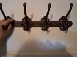 Porte-manteau 4 patères en fonte, art populaire années 50, décoration vintage métallique