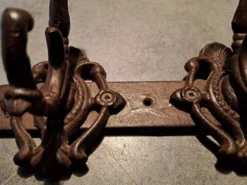 Porte-manteau 4 patères en fonte, art populaire années 50, décoration vintage métallique
