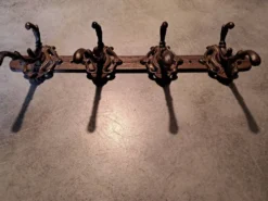 Porte-manteau 4 patères en fonte, art populaire années 50, décoration vintage métallique