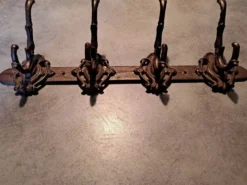 Porte-manteau 4 patères en fonte, art populaire années 50, décoration vintage métallique