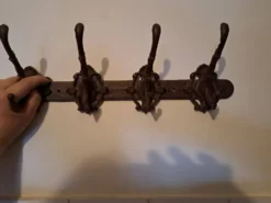 Porte-manteau 4 patères en fonte, art populaire années 50, décoration vintage métallique