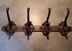 Porte-manteau 4 patères en fonte, art populaire années 50, décoration vintage métallique
