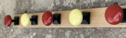 Portemanteau à 5 patères métal laqué jaune et rouge vintage 1960