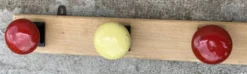 Portemanteau à 5 patères métal laqué jaune et rouge vintage 1960