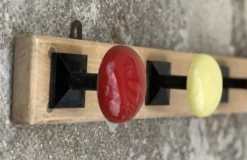 Portemanteau à 5 patères métal laqué jaune et rouge vintage 1960