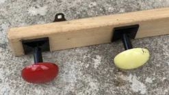 Portemanteau à 5 patères métal laqué jaune et rouge vintage 1960