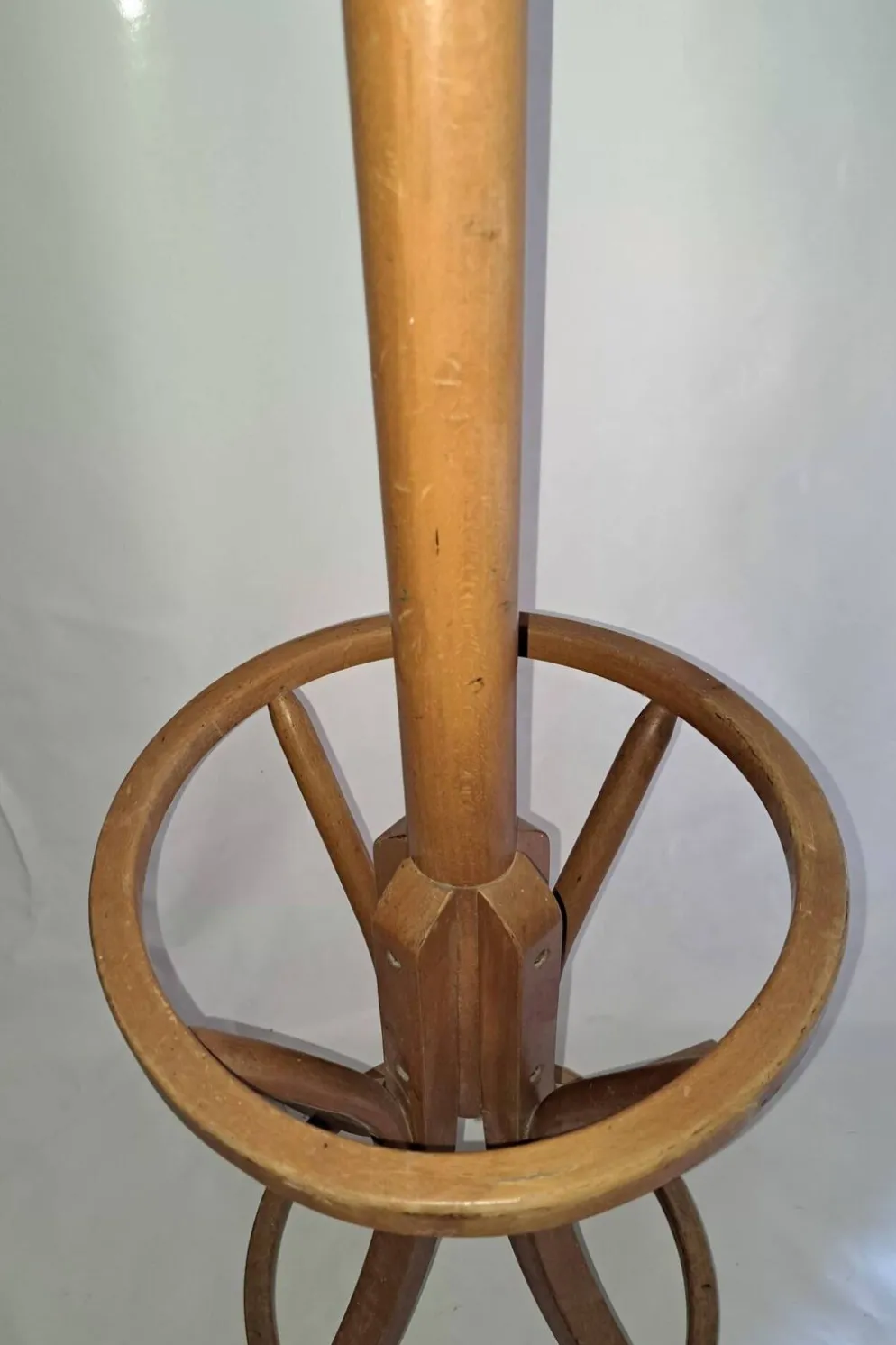 Porte manteau perroquet. Baumann .