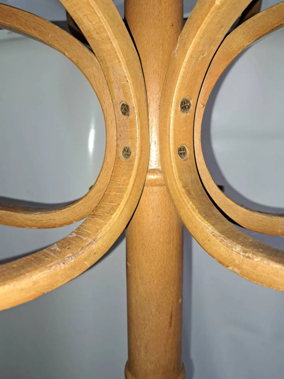 Porte manteau perroquet. Baumann .