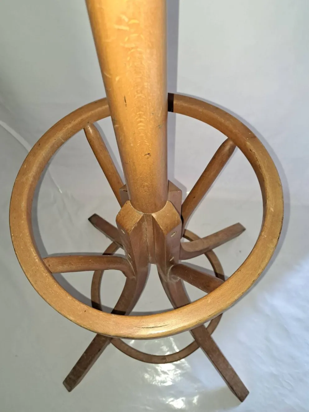 Porte manteau perroquet. Baumann .