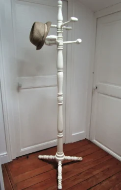 Portemanteau perroquet bois massif tourné blanc patiné vintage
