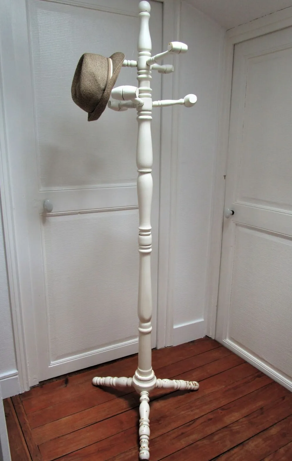 Portemanteau perroquet bois massif tourné blanc patiné vintage