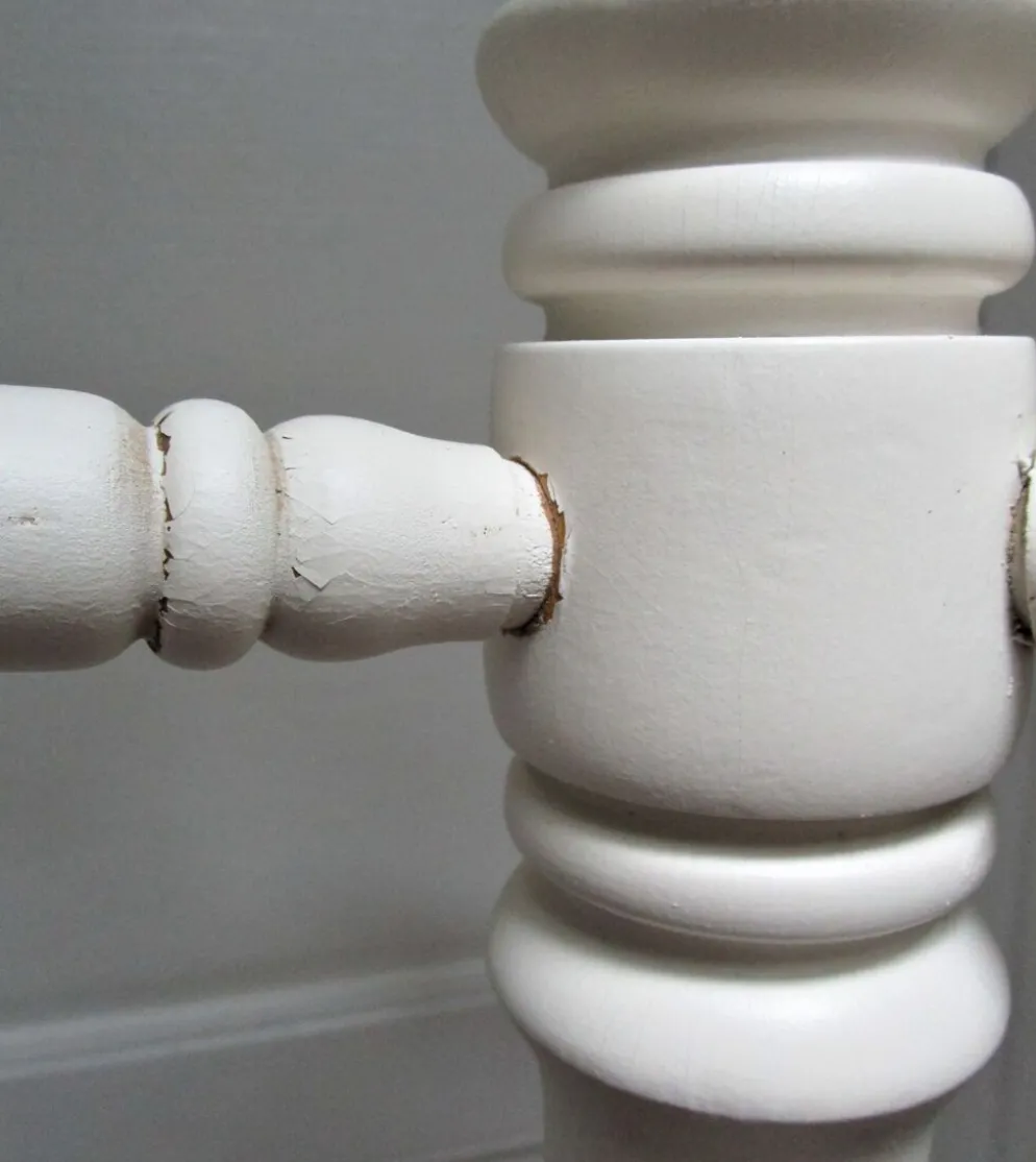 Portemanteau perroquet bois massif tourné blanc patiné vintage