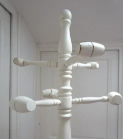 Portemanteau perroquet bois massif tourné blanc patiné vintage