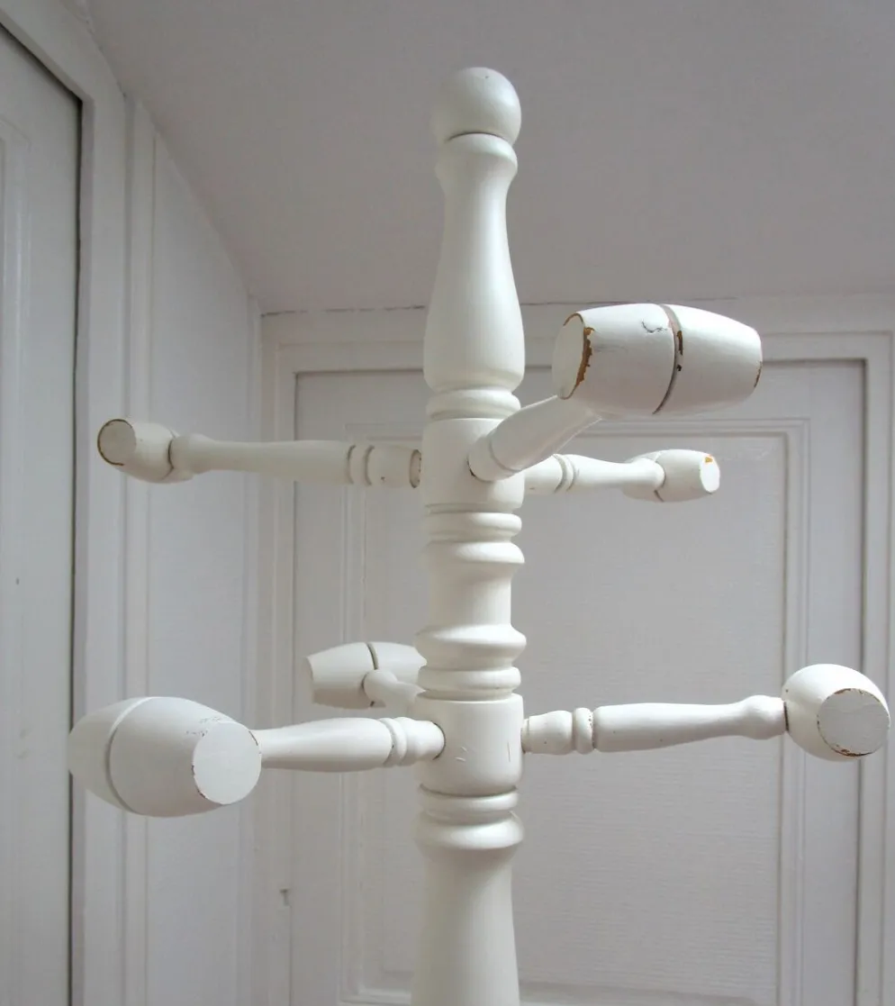 Portemanteau perroquet bois massif tourné blanc patiné vintage