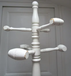 Portemanteau perroquet bois massif tourné blanc patiné vintage