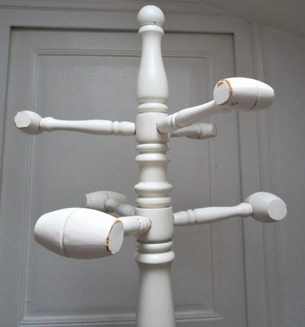 Portemanteau perroquet bois massif tourné blanc patiné vintage