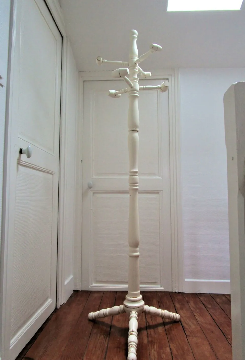 Portemanteau perroquet bois massif tourné blanc patiné vintage