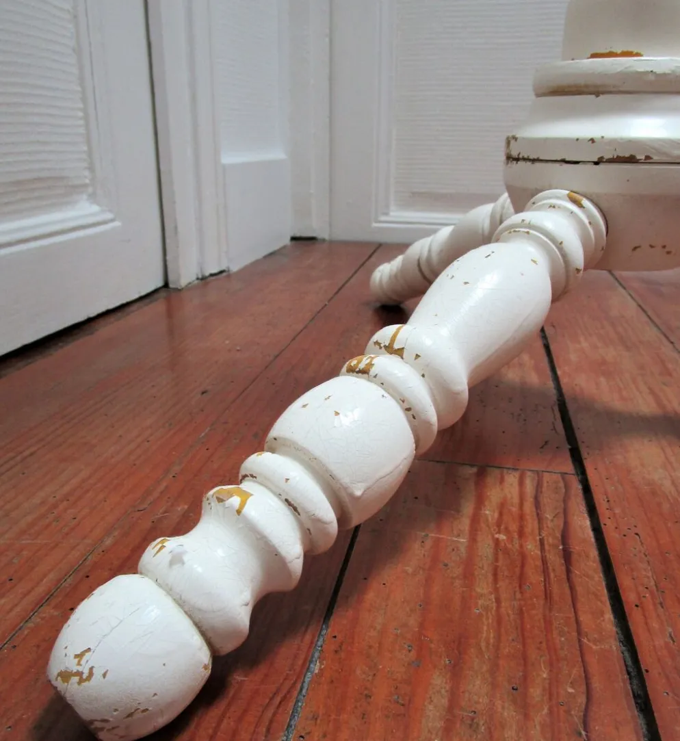 Portemanteau perroquet bois massif tourné blanc patiné vintage
