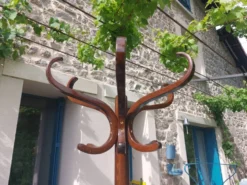 portemanteau perroquet, en bois de teinte foncée