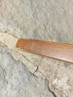 portemanteau perroquet, en bois de teinte foncée