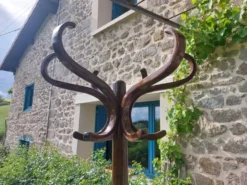 portemanteau perroquet, en bois de teinte foncée