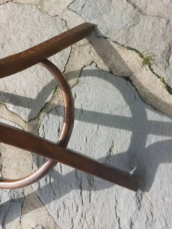 portemanteau perroquet, en bois de teinte foncée