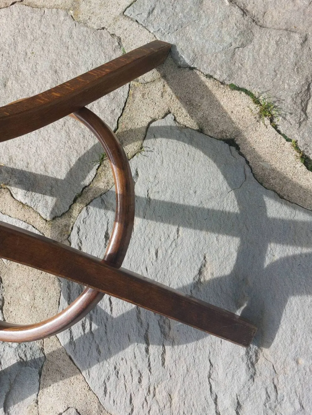 portemanteau perroquet, en bois de teinte foncée