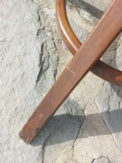 portemanteau perroquet, en bois de teinte foncée