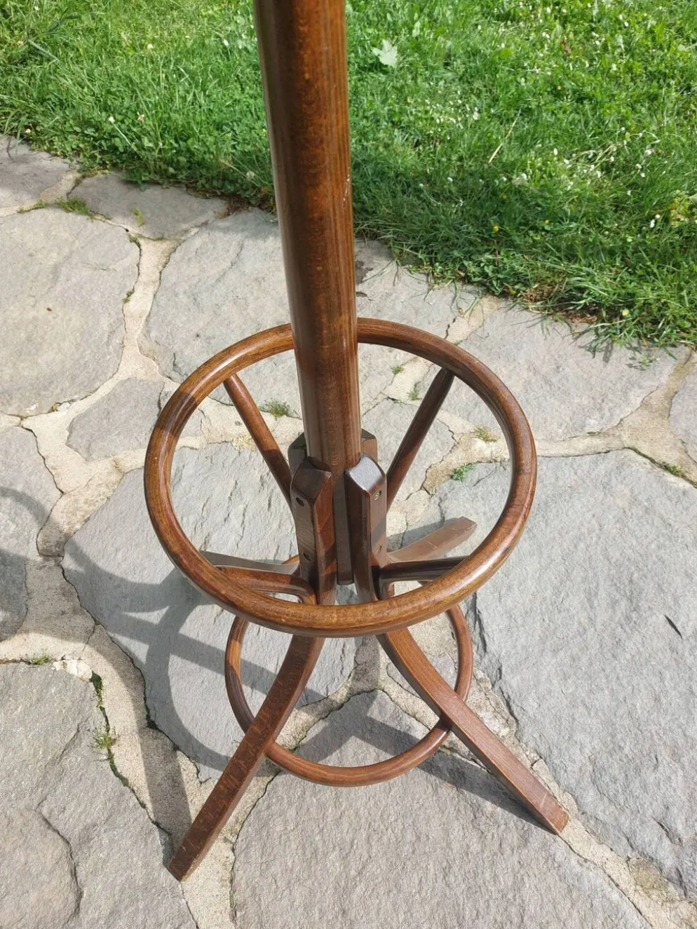 portemanteau perroquet, en bois de teinte foncée