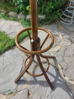 portemanteau perroquet, en bois de teinte foncée