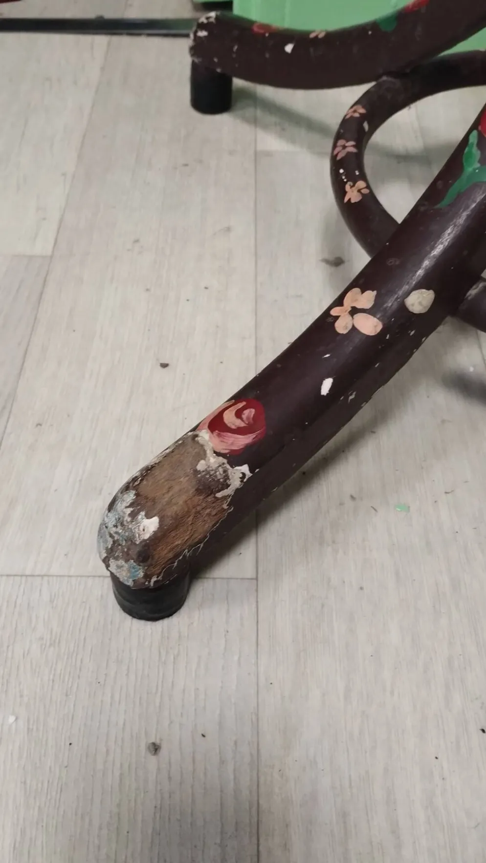 Portemanteau perroquet en bois massif, décor floral peint