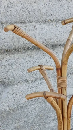 Portemanteau perroquet en rotin et bambou