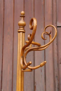 Portemanteau perroquet mural en demi style Thonet, 1900