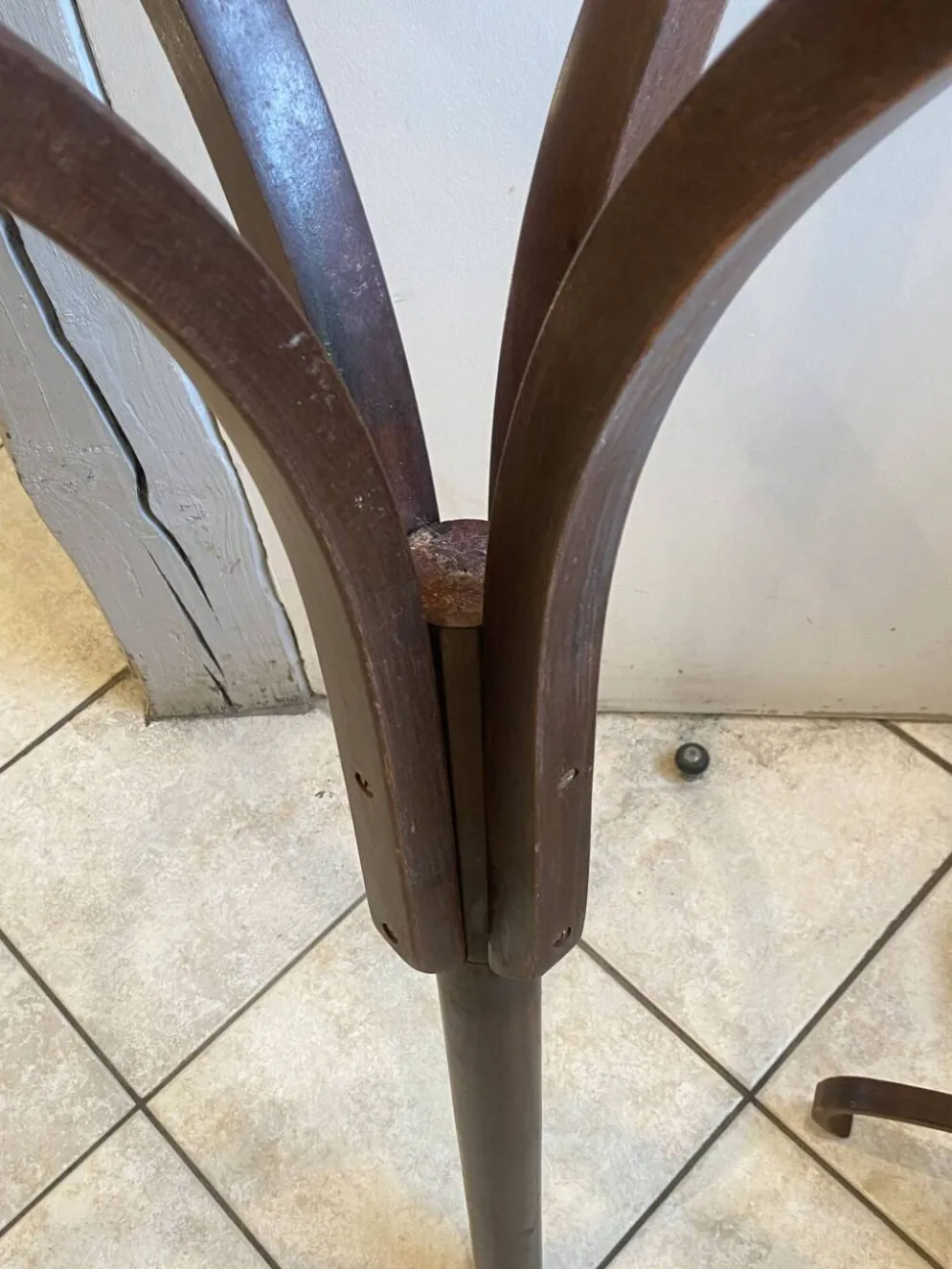 Porte manteau perroquet pivotant style bistrot 1960