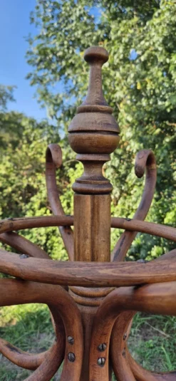 Porte manteau perroquet vintage en bois brut rénové