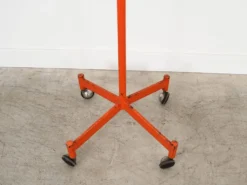 Porte-manteau pivotant sur roulettes, design danois, années 1970, fabriqué au Danemark