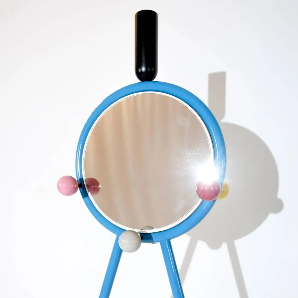 Porte-manteau postmoderne italien style Memphis bleu