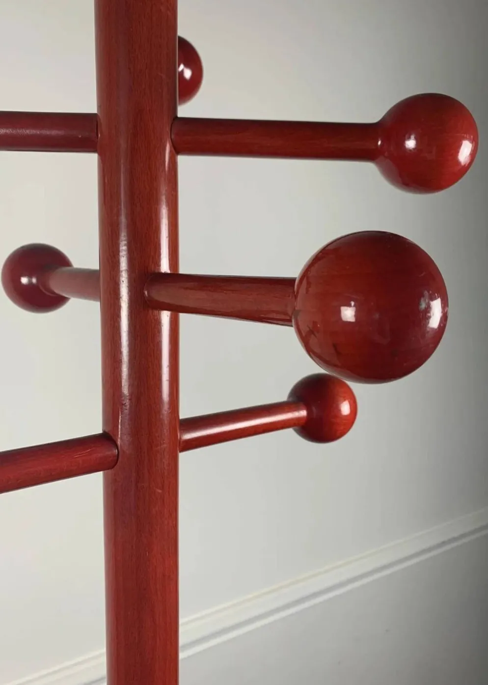 Porte manteau postmoderne rouge, Italie, 1980s