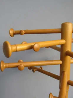 Porte manteau scandinave en bois par Nanna Ditzel