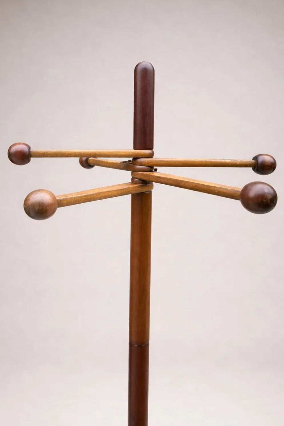 Porte-manteau sculptural en bois – design moderniste années 60