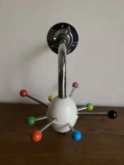 Porte manteau Sputnik 1980 couleurs Memphis