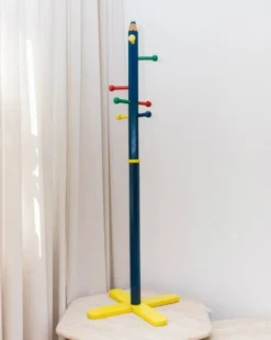 Porte-manteau style Memphis en forme de crayon dans le goût de Pierre Sala, années 80-90