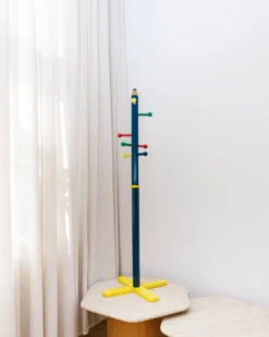 Porte-manteau style Memphis en forme de crayon dans le goût de Pierre Sala, années 80-90