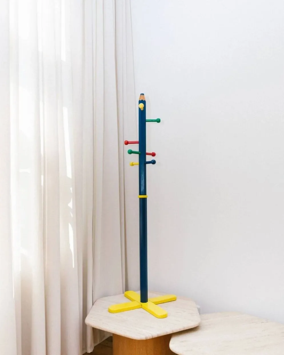 Porte-manteau style Memphis en forme de crayon dans le goût de Pierre Sala, années 80-90