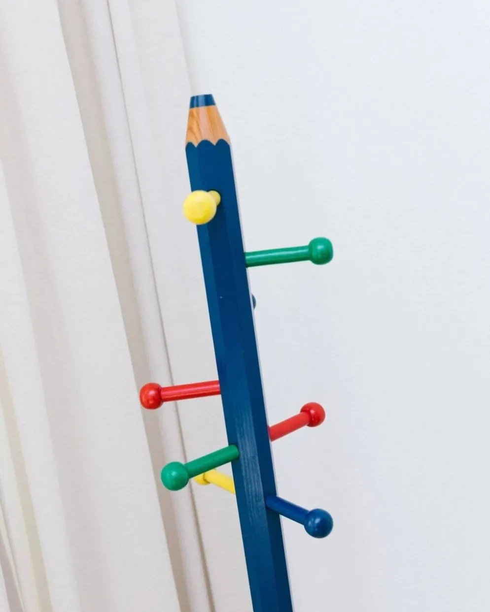 Porte-manteau style Memphis en forme de crayon dans le goût de Pierre Sala, années 80-90
