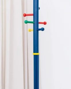 Porte-manteau style Memphis en forme de crayon dans le goût de Pierre Sala, années 80-90